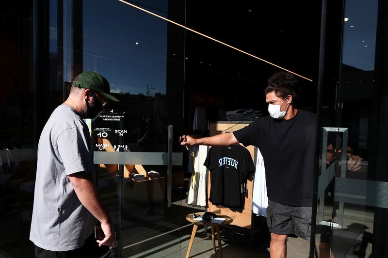 &copy; Reuters. FILE PHOTO: An employee opens a store for business as shoppers return to the Newmarket retail district in the wake of coronavirus disease (COVID-19) lockdown restrictions being eased in Auckland, New Zealand, November 10, 2021.  REUTERS/Fiona Goodall