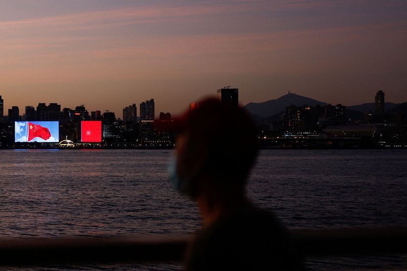 &copy; Reuters. FILE PHOTO: The Chinese flag is seen across the Victoria Harbour during sunset, in Hong Kong, China October 12, 2022. REUTERS/Tyrone Siu/File Photo
