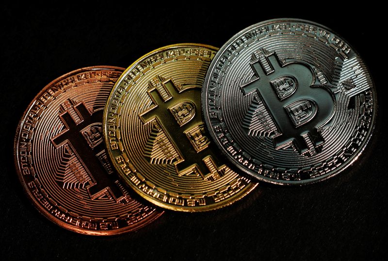 &copy; Reuters. FILE PHOTO: Representations of the Bitcoin cryptocurrency are seen in this picture illustration taken June 7, 2021.   REUTERS/Edgar Su/Illustration