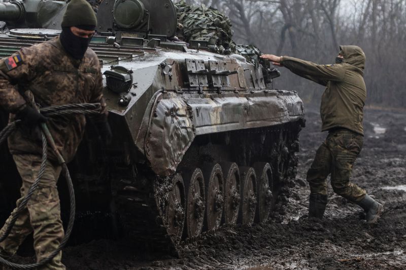 © Reuters. جنود أوكرانيون بجانب مدرعة بالقرب من بلدة باخموت على خط المواجهة وسط هجوم روسيا على أوكرانيا في منطقة دونيتسك يوم 25 فبراير شباط 2023. تصوير: يان دوبرونوسوف - رويترز.