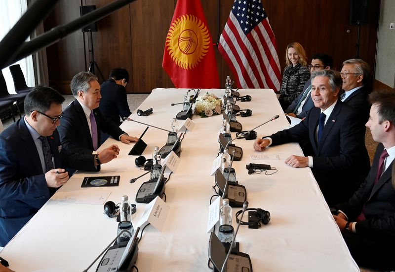 &copy; Reuters. Colloqui tra il segretario di Stato americano Antony Blinken e il ministro degli Esteri del Kirghizistan Jeenbek Kulubaev a Astana, in Kazakistan. Olivier Douliery/Pool via REUTERS