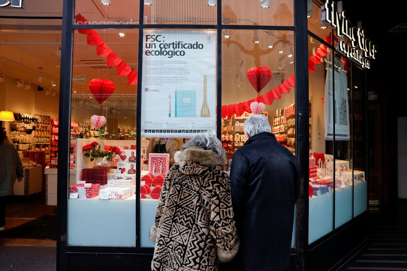 &copy; Reuters. FILE PHOTO: A couple looks at a shop window displaying St. Valentine's Day goods in Bilbao, Spain, January 30, 2023. REUTERS/Vincent West