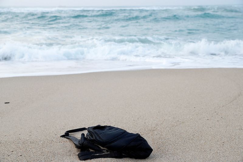 © Reuters. حقيبة عُثر عليها بعد حادث تحطم قارب مهاجرين في كروتوني يوم الثلاثاء. تصوير: ريمو كاسيلي - رويترز