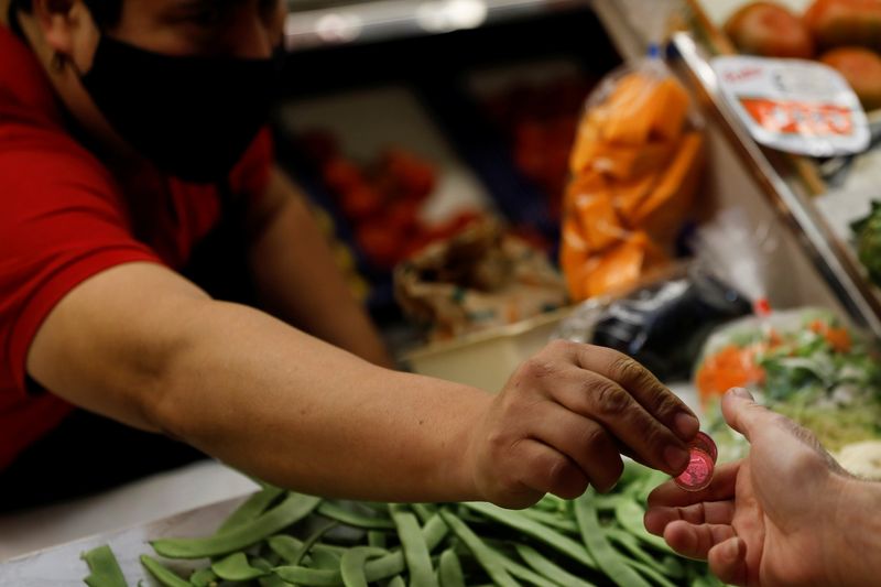 &copy; Reuters. FOTO DE ARCHIVO. Frutería en un mercado de Madrid, España. 29 de noviembre de 2021. REUTERS/Susana Vera