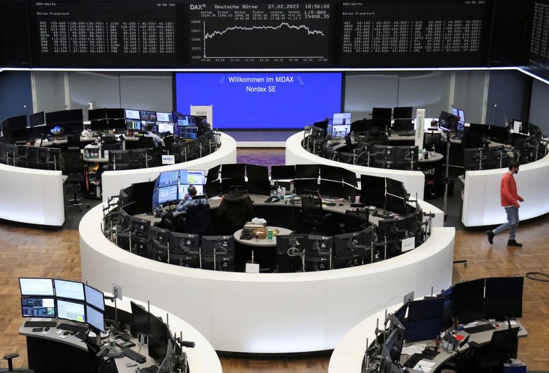 &copy; Reuters. شاشات تعرض بيانات من مؤشر داكس الألماني في بورصة فرانكفورت يوم 24 فبراير شباط 2023. تصوير رويترز.