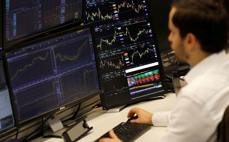 &copy; Reuters. Un trader travaille pour CMC Markets, à Londres. /Photo prise le 11 avril 2019/REUTERS/Peter Nicholls