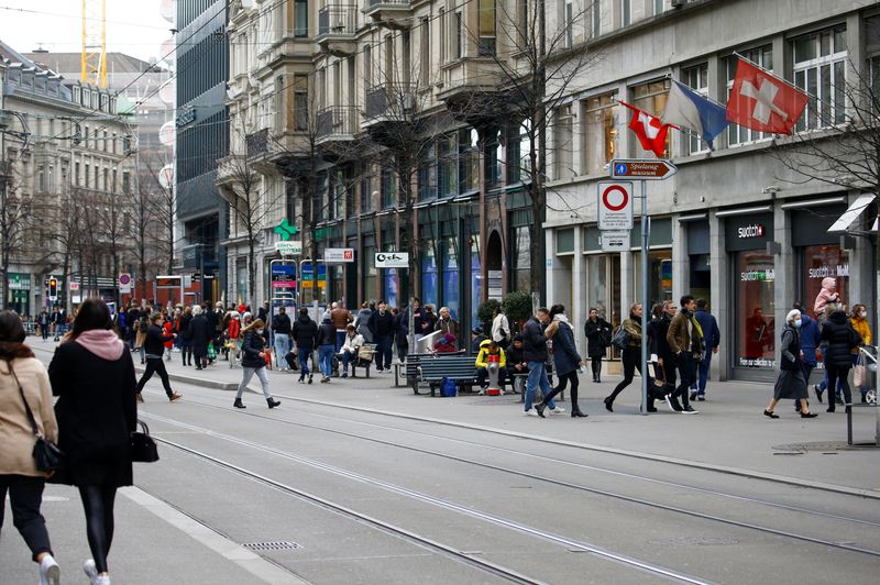 &copy; Reuters. FILE PHOTO: Shoppers walk at the Bahnhofstrasse street, as the spread of the coronavirus disease (COVID-19) continues, in Zurich Switzerland March 13, 2021. REUTERS/Arnd Wiegmann