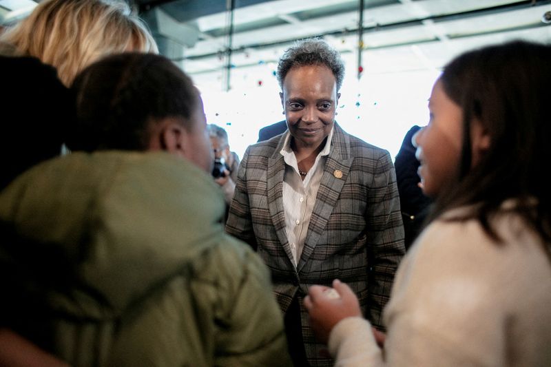 &copy; Reuters. FILE PHOTO: Chicago Mayor Lori Lightfoot speaks to children after a press event ahead of expected Thanksgiving travel at O'Hare airport in Chicago, Illinois, U.S., November 21, 2022.  REUTERS/Jim Vondruska
