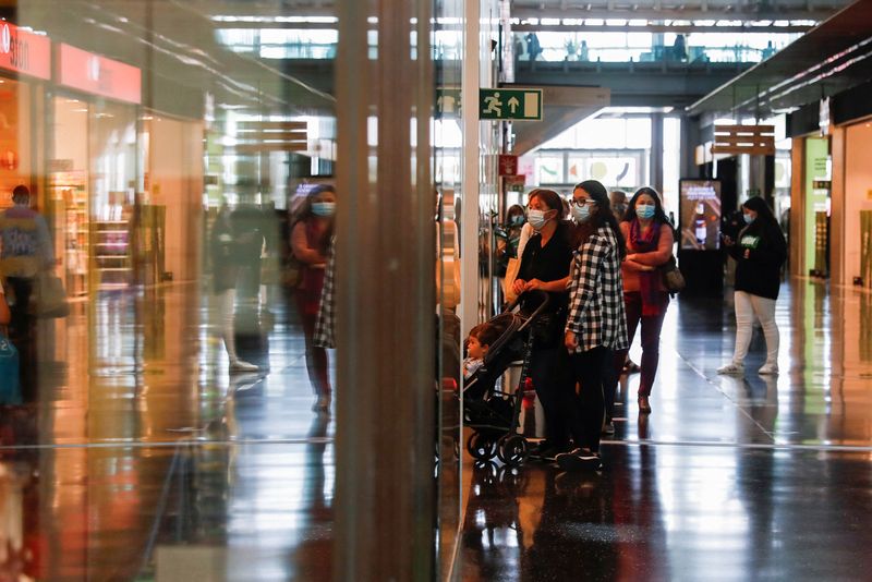 &copy; Reuters. FILE PHOTO: People are seen in a shopping mall on the first day of the opening of malls after a country lockdown, amid the coronavirus disease (COVID-19) pandemic, in Sintra, Portugal, April 19, 2021. REUTERS/Pedro Nunes
