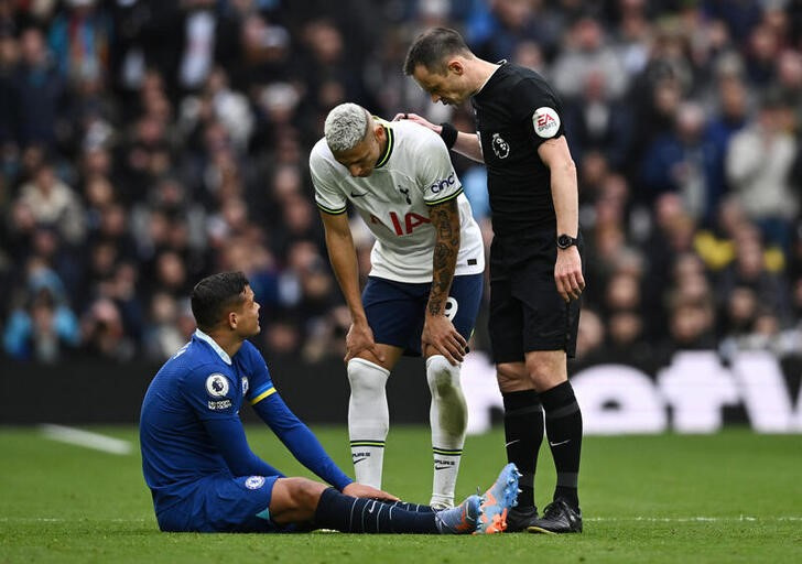 &copy; Reuters. Imagen de archivo del defensa brasileño del Chelsea Thiago Silva lamentándose de una lesión en la rodilla durante el partido por la Premier League ante el Tottenham Hotspur en el Tottenham Hotspur Stadium, Londres, Reino Unido. 26 febrero 2023. REUTERS