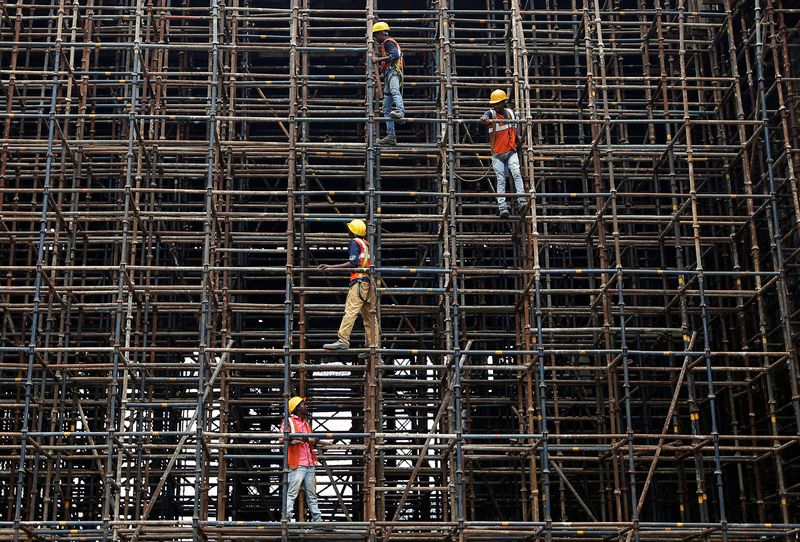 &copy; Reuters. FILE PHOTO: Labourers work at a construction site of a metro rail station in Kolkata, India July 2, 2018. REUTERS/Rupak De Chowdhuri