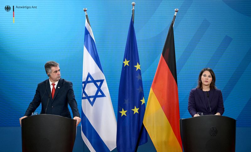 © Reuters. وزيرة الخارجية الألمانية أنالينا بربوك مع نظيرها الإسرائيلي إيلي كوهين خلال مؤتمر صحفي في برلين ، ألمانيا يوم الثلاثاء. تصوير: أنجريت هيلز - رويترز. 
