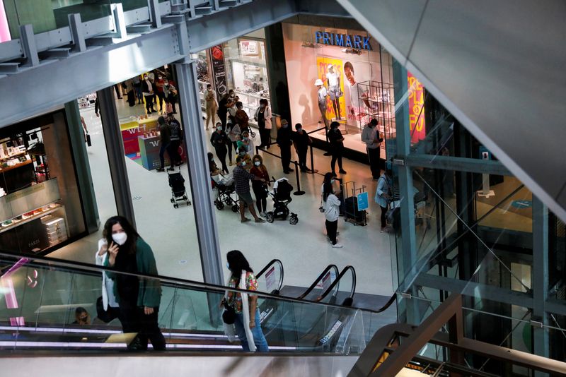 &copy; Reuters. FILE PHOTO: People are seen in a shopping mall on the first day of the opening of malls after a country lockdown, amid the coronavirus disease (COVID-19) pandemic, in Sintra, Portugal, April 19, 2021. REUTERS/Pedro Nunes