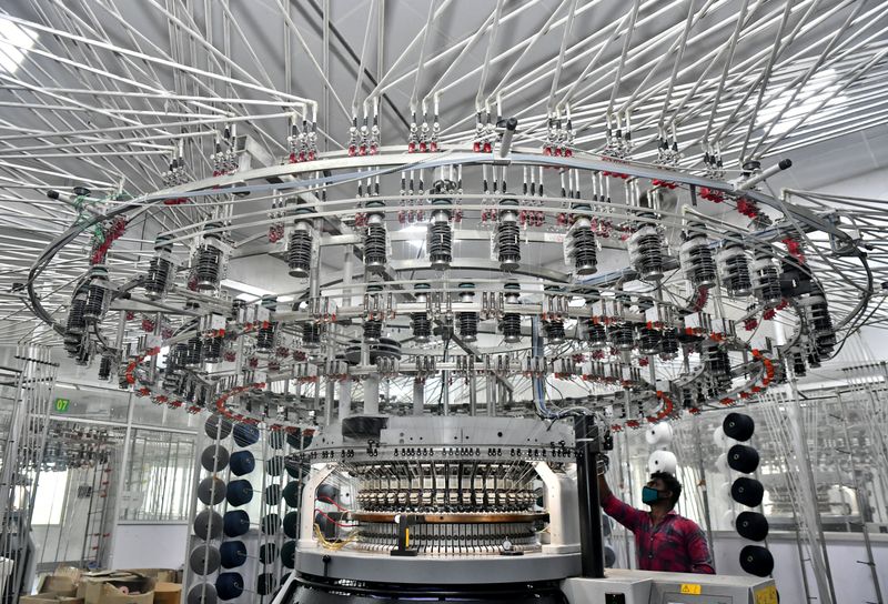 © Reuters. FILE PHOTO: A worker operates a knitting machine at a textile factory of Texport Industries in Hindupur town in the southern state of Andhra Pradesh, India, February 9, 2022. Picture taken February 9, 2022. REUTERS/Samuel Rajkumar