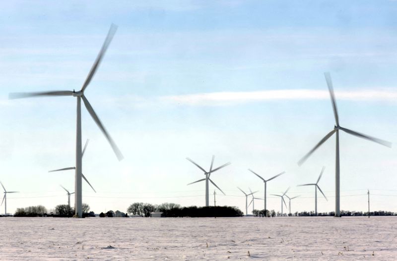 &copy; Reuters. Foto de archivo: Turbinas eólicas se ven en un campo cerca de Emerson, Manitoba, Canadá 25 de febrero de 2017. Fotografía tomada el 25 de febrero de 2017.  REUTERS/Lyle Stafford