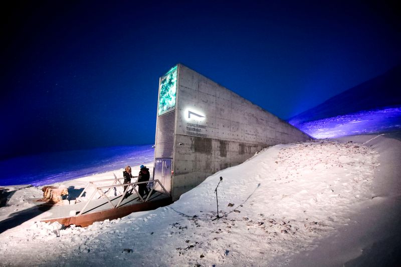 &copy; Reuters. Representantes de vários países ao lado do cofre de sementes de Svalbard, no Ártico norueguês
25/02/2020 NTB Scanpix/Lise Aserud via REUTERS