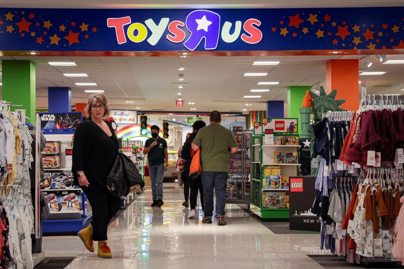 &copy; Reuters. أشخاص يتسوقون في متجر للعب الأطفال بمدينة نيويورك الأمريكية يوم 25 نوفمبر تشرين الثاني 2022. تصوير: برندان مكدرميد – رويترز.