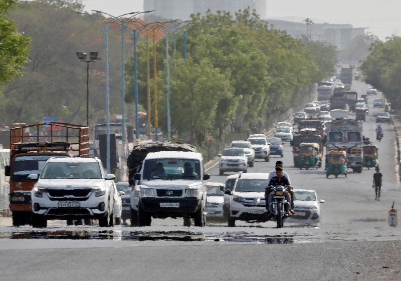 &copy; Reuters. FOTO DE ARCHIVO: El tráfico se mueve en una carretera en una neblina de calor durante el clima caliente en las afueras de Ahmedabad, India, 12 de mayo de 2022. REUTERS/Amit Dave/