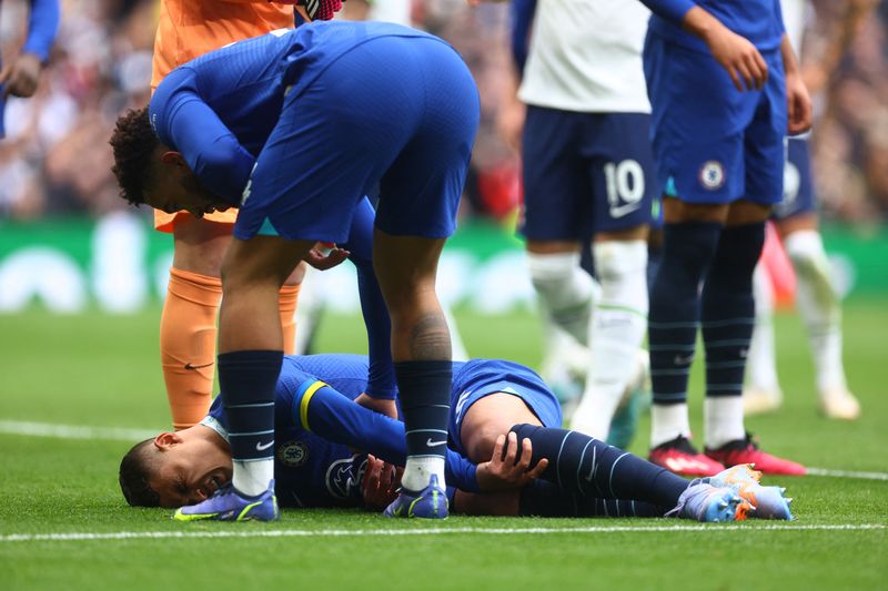 &copy; Reuters. Thiago Silva sofre lesão no joelho durante partida entre Chelsea e Tottenham pelo Campeonato Inglês
26/02/2023 Action Images via Reuters/Paul Childs 