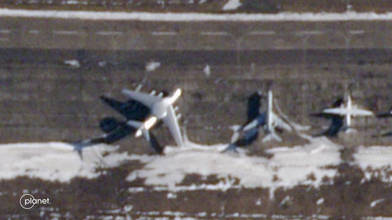 &copy; Reuters. صورة بالأقمار الاصطناعية تظهر طائرات بينها طائرة تجسس روسية من طراز بيريف إيه-50 خارج مينسك في بيلاروسيا يوم 19 فبراير شباط 2023. صورة لرويترز م