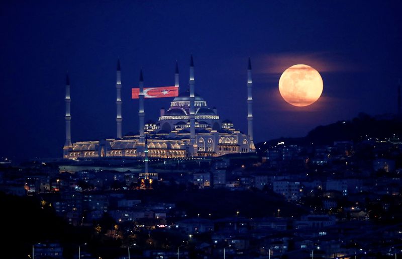 &copy; Reuters. FILE PHOTO: The full moon, also known as the Supermoon or Flower Moon, rises above the Camlica Mosque during the spread of the coronavirus disease (COVID-19), in Istanbul, Turkey, May 7, 2020. REUTERS/Umit Bektas/File Photo