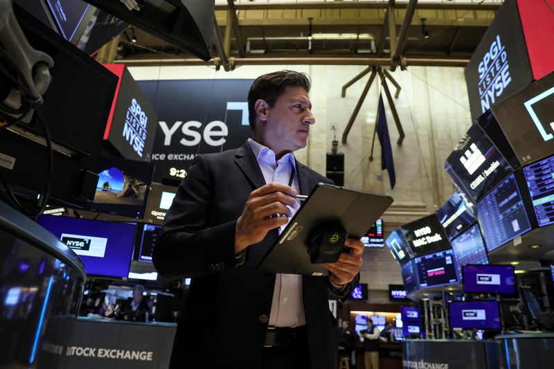 © Reuters. Traders work on the floor of the New York Stock Exchange (NYSE) in New York City, U.S., February 27, 2023.  REUTERS/Brendan McDermid