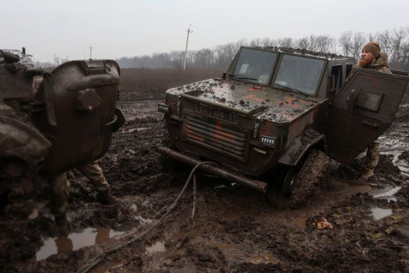 &copy; Reuters. Foto de archivo de miembros del Ejército ucraniano en el frente de batalla en Bajmut 
Febr 25, 2023. REUTERS/Yan Dobronosov