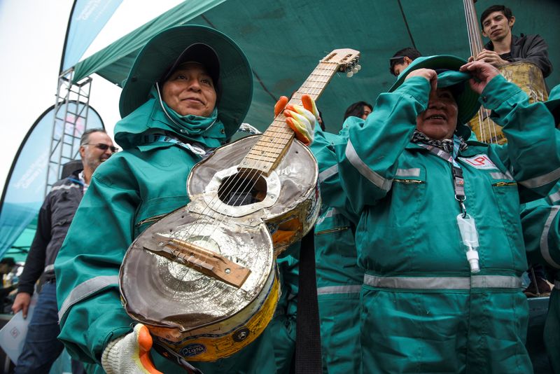 &copy; Reuters. Women waste pickers from the city of La Paz pose near the musicians of the Paraguayan Cateura Recycled Instruments Orchestra, at the Sak'a Churu landfill in Alpacoma, in La Paz, Bolivia February 27, 2023. REUTERS/Claudia Morales