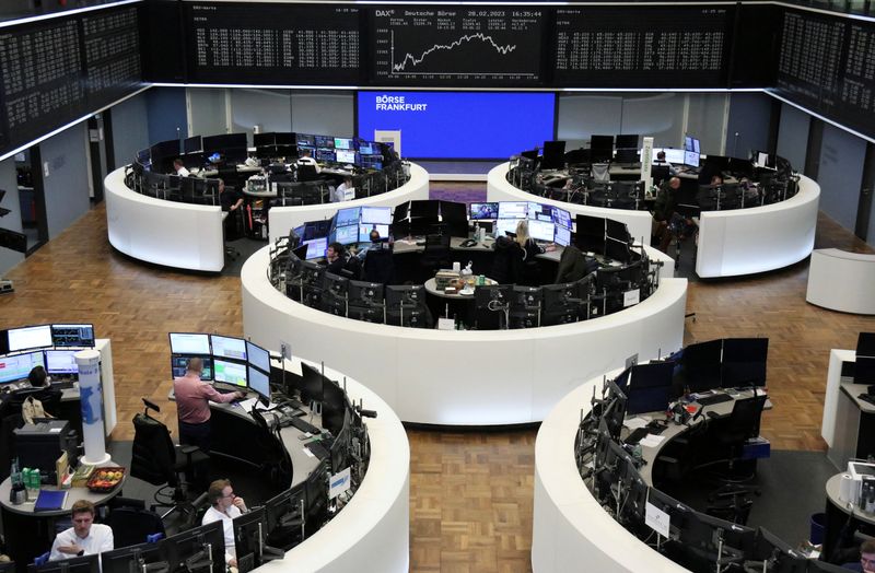 &copy; Reuters. Le graphique de l'indice des prix des actions allemandes DAX est photographié à la bourse de Francfort. /Photo prise le 28 février 2023/REUTERS/Staff