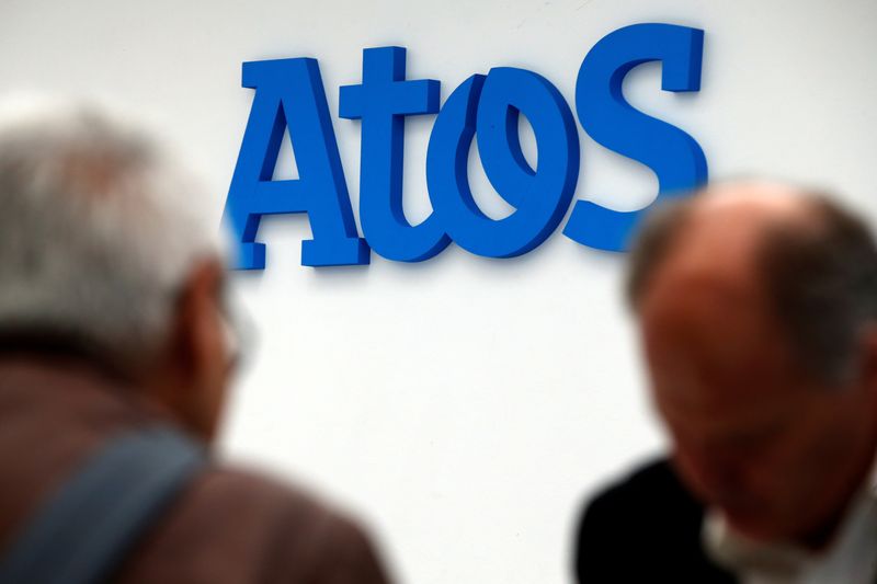&copy; Reuters. Des personnes marchent devant le logo de la société Atos à Paris, en France. /Photo prise le 12 avril 2016/REUTERS/Philippe Wojazer