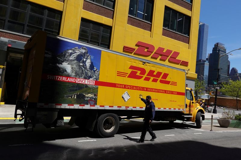 &copy; Reuters. FOTO DE ARCHIVO: Un camión aparca en una instalación de entrega de DHL en Manhattan, Nueva York, Estados Unidos, 9 de mayo, 2022. REUTERS/Andrew Kelly
