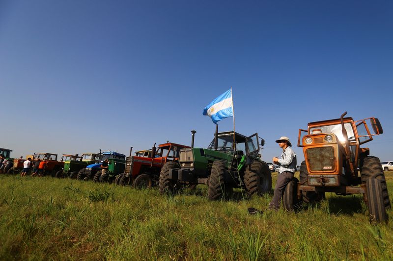 &copy; Reuters. Trabalhadores rurais e fazendeiros argentinos protestam por melhores condições em Rosário, província de Santa Fé, Argentina
28/02/2023
REUTERS/Matias Baglietto