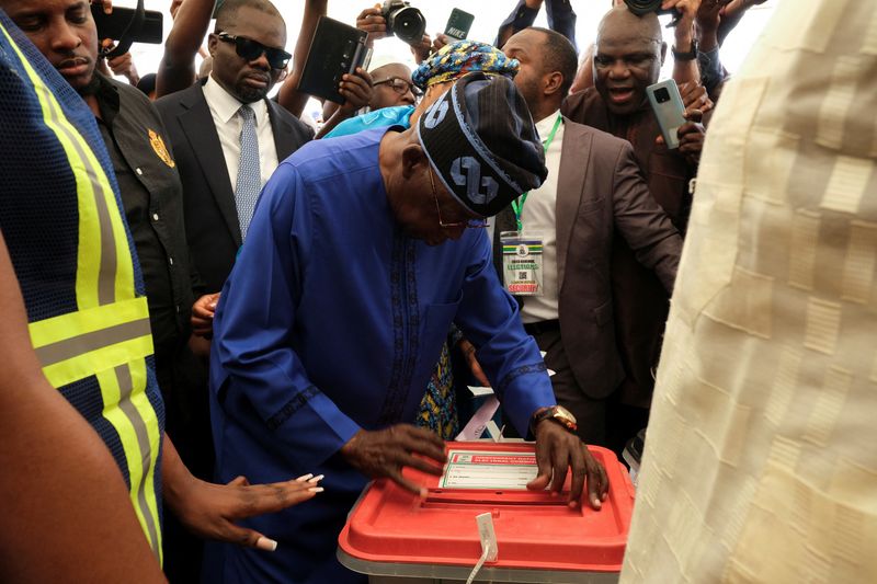 &copy; Reuters. مرشح الرئاسة النيجيري بولا تينوبو يدلي بصوته في أحد مراكز الاقتراع بلاجوس يوم25 فبراير شباط 2023. تصوير: نينجي نيلسون - رويترز. (يحظر إعادة بيع ا