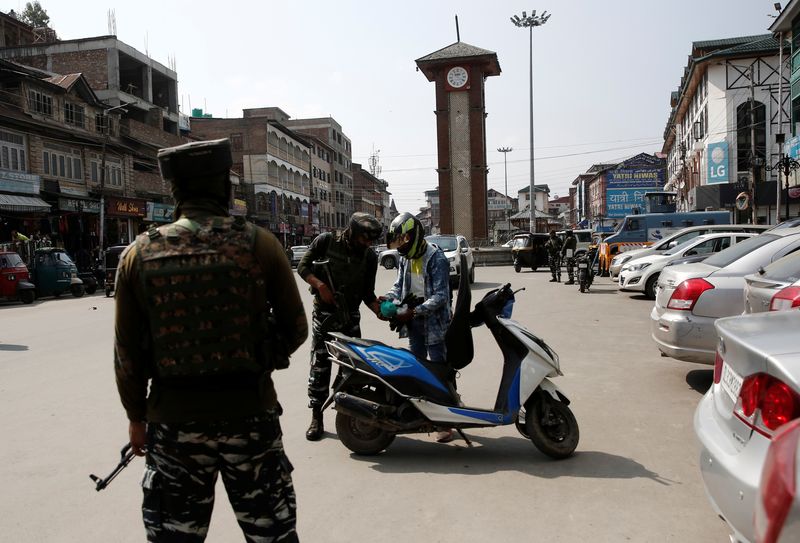 &copy; Reuters. فرد بقوة شرطة الاحتياط المركزية الهندية يفتش حقائق راكب دراجة نارية في مدينة سريناجار بصورة من أرشيف رويترز.