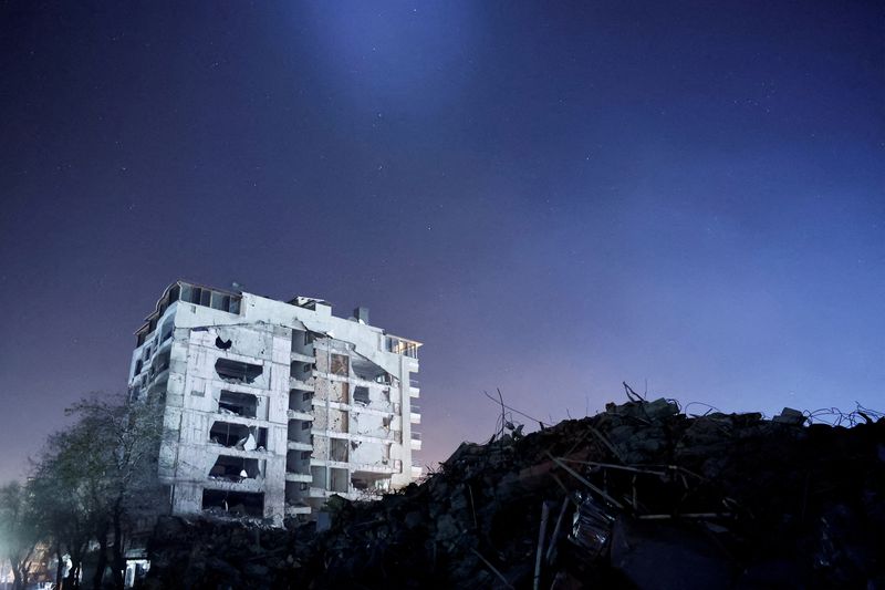 &copy; Reuters. مبنى متضرر جراء زلزال مدمر ضرب أنطاكية في هاتاي بتركيا يوم 21 فبراير شباط 2023. تصوير: كلودا كليكوين - رويترز.