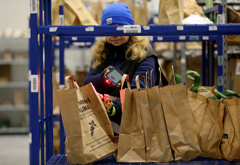 &copy; Reuters. FILE PHOTO: An employee prepares online grocery orders in the storage area of Czech online grocer Rohlik Group in Prague, Czech Republic February 1, 2023.  REUTERS/David W Cerny