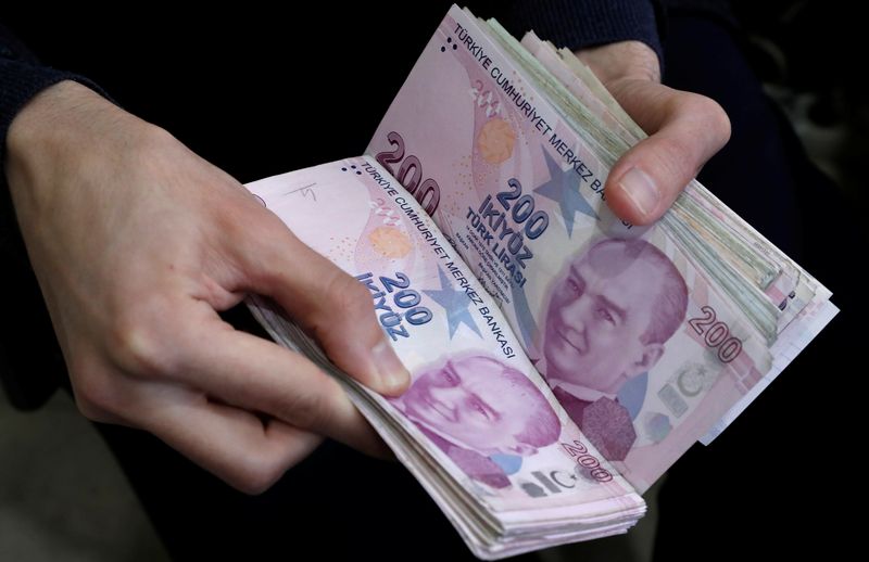 &copy; Reuters. FILE PHOTO: A merchant counts Turkish lira banknotes at the Grand Bazaar in Istanbul, Turkey, March 29, 2019. REUTERS/Murad Sezer