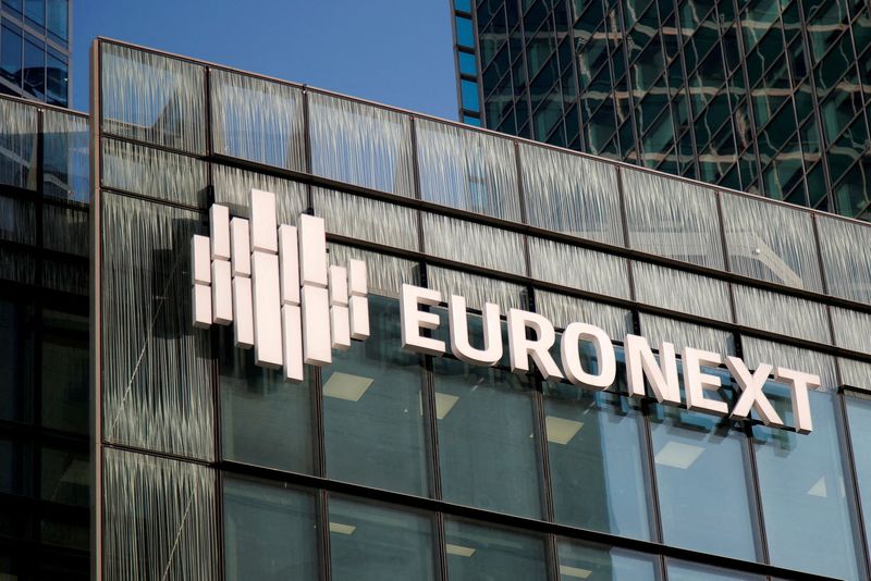 &copy; Reuters. Le logo d'Euronext est visible sur le siège du quartier d'affaires et financier de La Défense, à Courbevoie, près de Paris, France. /Photo d'archive/REUTERS/Charles Platiau