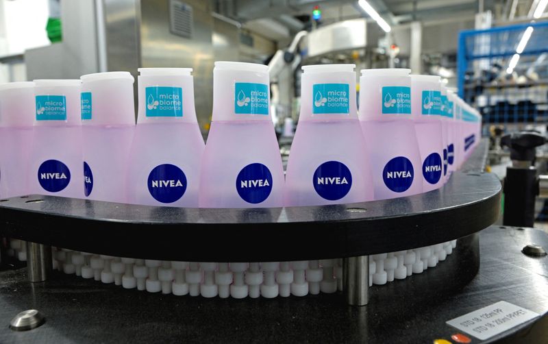 &copy; Reuters. Des bouteilles Nivea sont vues sur une ligne de production dans l'usine de la société allemande de soins personnels Beiersdorf à Hambourg, en Allemagne. /Photo prise le 28 février 2023/REUTERS/Fabian Bimmer