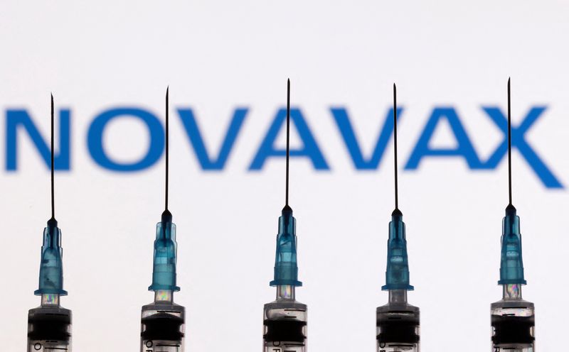 &copy; Reuters. FILE PHOTO: Syringes with needles are seen in front of a displayed Novavax logo in this illustration taken, November 27, 2021. REUTERS/Dado Ruvic/Illustration