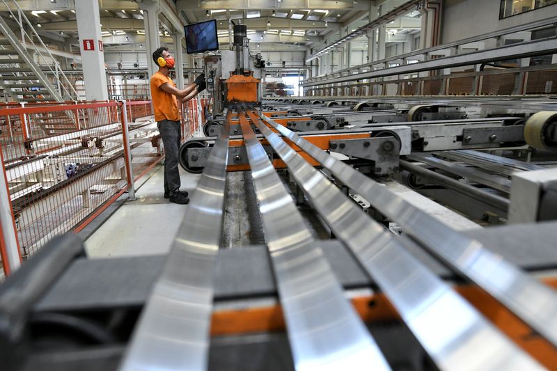 &copy; Reuters. FOTO DE ARCHIVO: Nikos Ballas, de 31 años, trabaja en la fábrica de aluminio Cosmos en Larissa, Grecia, 8 de julio de 2021. REUTERS/Alexandros Avramidis