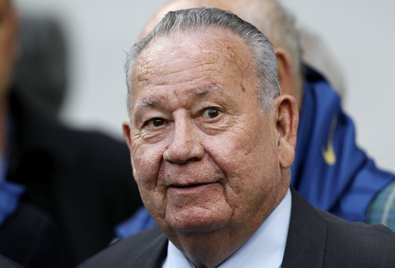 &copy; Reuters. FILE PHOTO: Former France's national team player Just Fontaine attends a Euro 2012 friendly soccer match in Reims May 31, 2012.   REUTERS/Charles Platiau