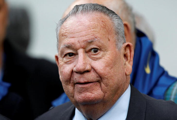 &copy; Reuters. Imagen de archivo del exfutbolista internacional francpes Just Fontaine durante un acto en Reims, Francia. 31 mayo 2012. REUTERS/Charles Platiau