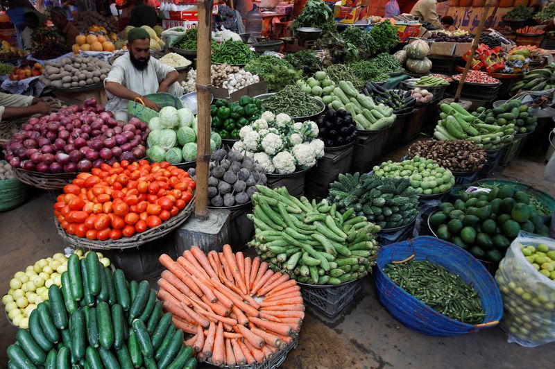 &copy; Reuters. FILE PHOTO: A vendor waits for customers to sell vegetables at a makeshift stall in a market in Karachi, Pakistan June 10, 2022. REUTERS/Akhtar Soomro