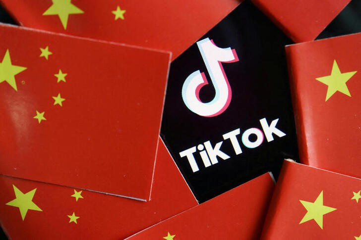 &copy; Reuters. Ilustración fotográfica con banderas chinas y el logo de TikTok. 16 julio 2020. REUTERS/Florence Lo