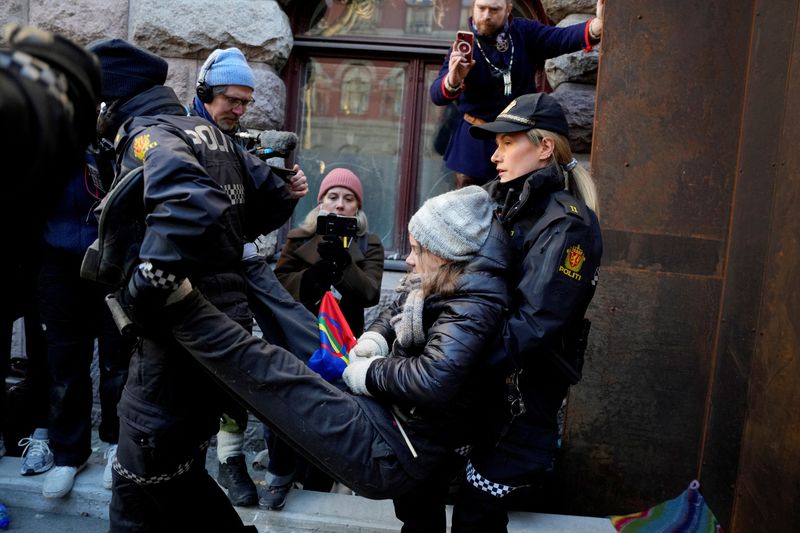 &copy; Reuters. Ativista ambiental Greta Thunvberg é removida por policiais durante protesto em Oslo
01/03/2023 Alf Simensen/NTB/via REUTERS