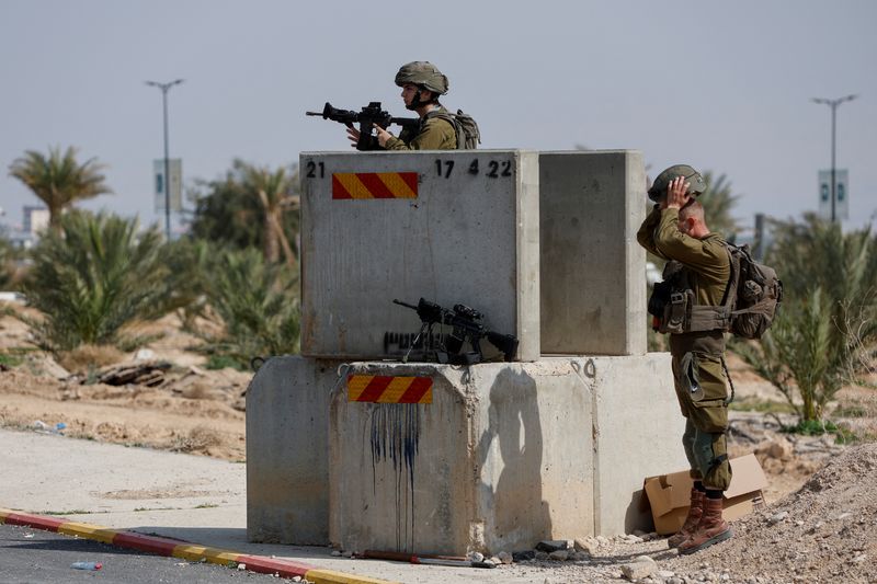 &copy; Reuters. FOTO DE ARCHIVO: Dos soldados israelíes montan guardia durante el bloqueo de las calles que llevan a la ciudad de Jericó, una día después de que un presunto palestino disparara mortalmente un motorista con doble nacionalidad israelí-estadounidense, e