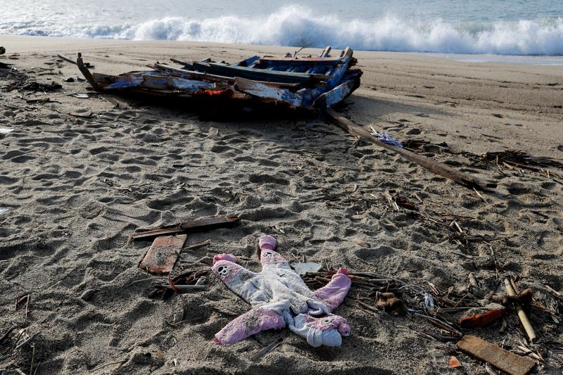 &copy; Reuters. جانب من حطام قارب وقطعة من الملابس في موقع حادث تحطم قارب بالقرب من كروتوني بجنوب إيطاليا يوم الثلاثاء. تصوير: ريمو كاسيلي - رويترز.