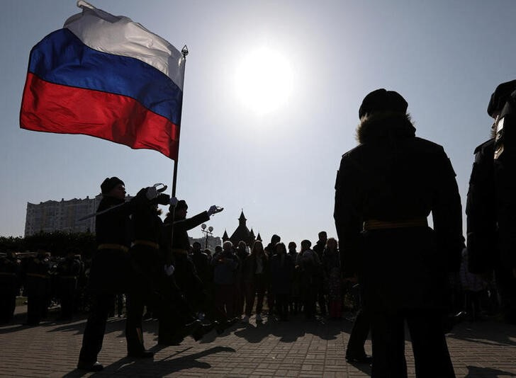 &copy; Reuters. Imagen de archivo de cadetes de la Escuela Naval Nakhimov conmemorando con una bandera rusa a los soldados muertos durante el conflicto con Ucrania, en Sebastopol, Crimea, Ucrania. 25 febrero 2023. REUTERS/Alexey Pavlishak