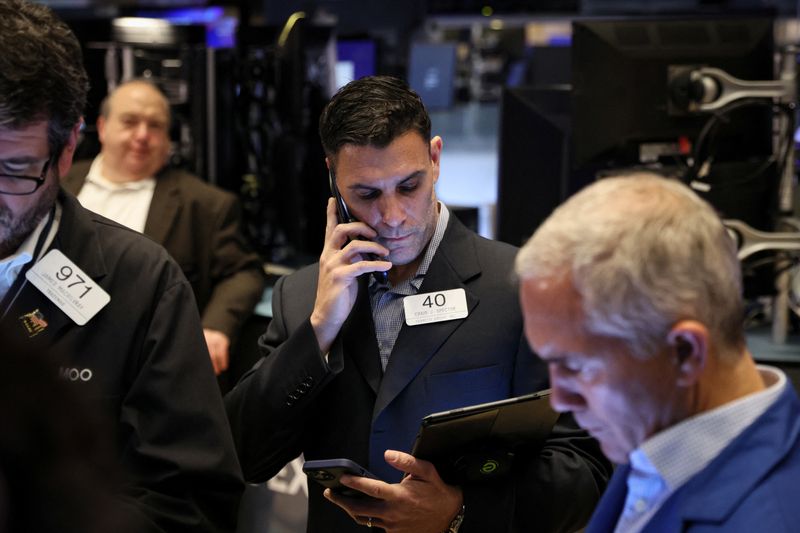© Reuters. FILE PHOTO: Traders work on the floor of the New York Stock Exchange (NYSE) in New York City, U.S., February 17, 2023.  REUTERS/Brendan McDermid
